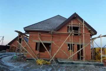 Дом из кирпича с четырехскатной крышей
